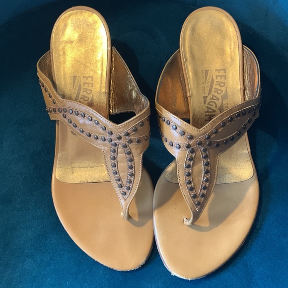 💞SALVATORE Ferragamo nailhead leather thong kitten heel sandals camel sz 6.5 - Picture 2 of 6